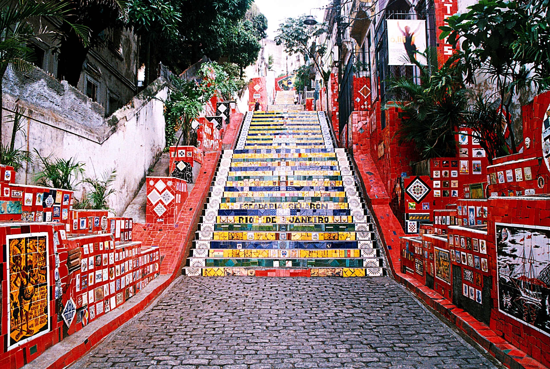 Escada recoberta por azulejos de cores variadas