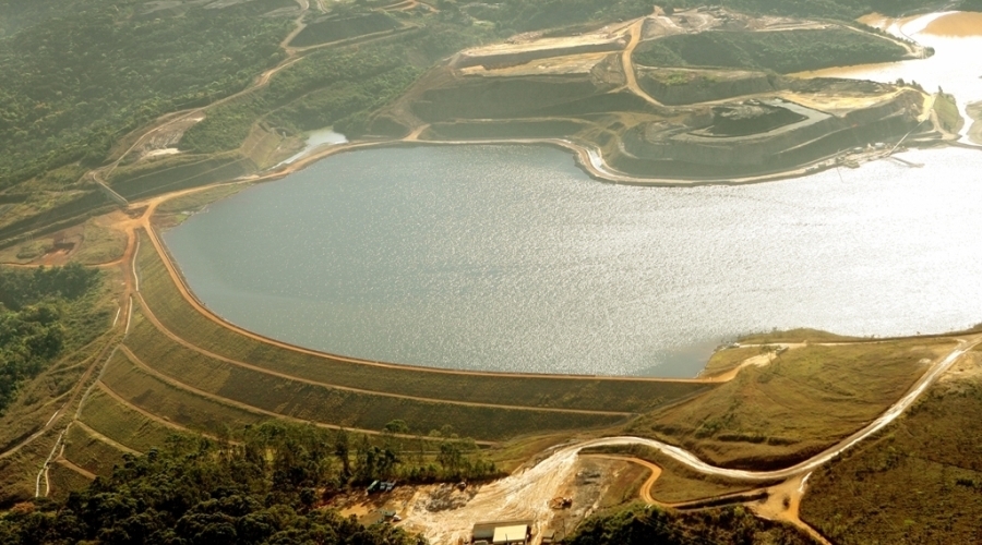 lago formado por uma barragem