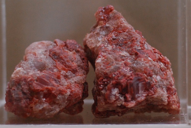 mineral silvita, maça granular de coloração vermelha