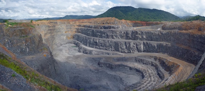 grande buraco com níveis concêntricos em uma rocha cinza