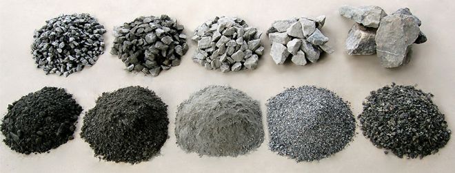 pilha de materiais de diferentes tamanhos de pedra usados como brita