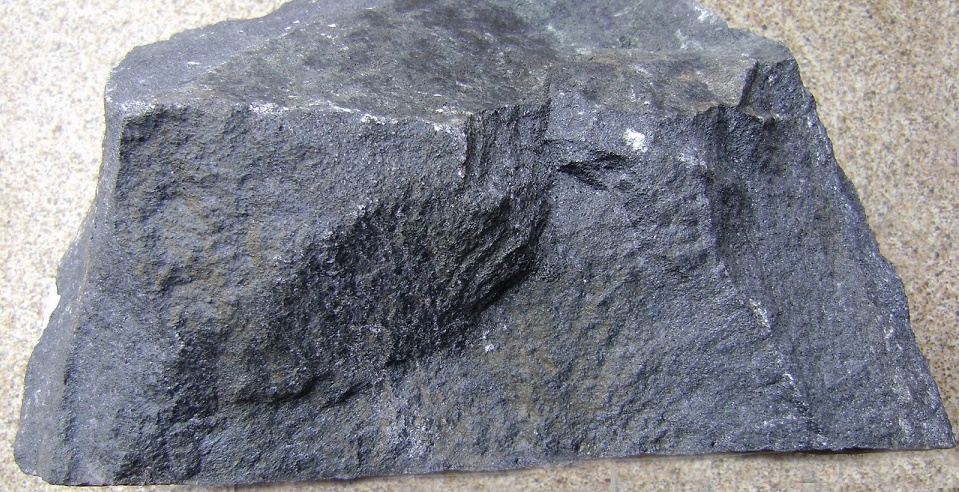 pedra cinza claro, contendo o mineral cromita