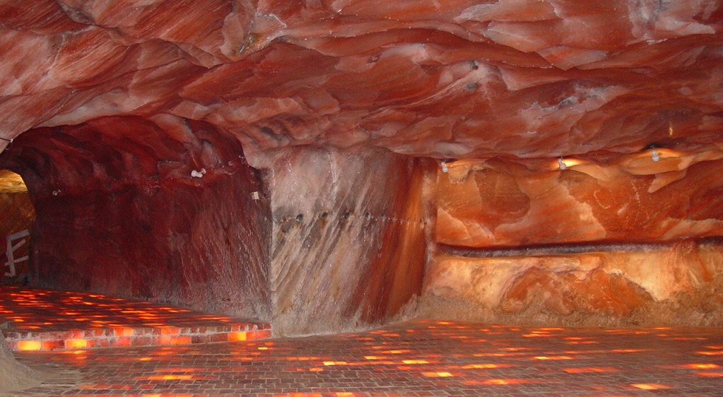 túnel de paredes de cor rosada (constituídas de sal)