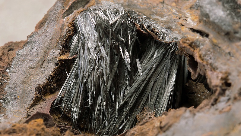 Fibras de coloração cinza claro e brilho metálico do mineral pirolusita