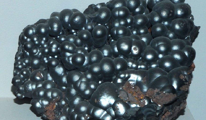 maça com formato semelhante ao cacho de uvas de cor cinza escuro com brilho fosco, do mineral romanechita 