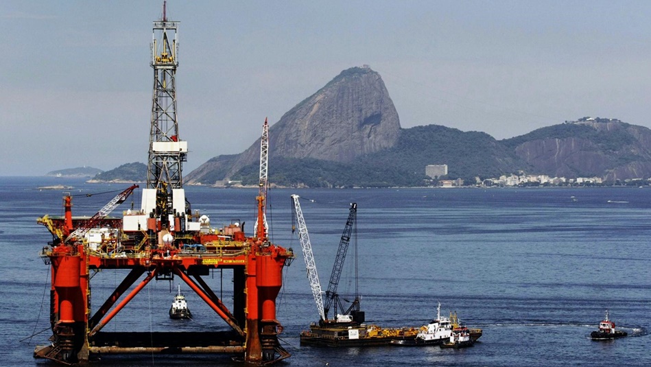 plataforma marinha a frente, pão de açúcar ao fundo