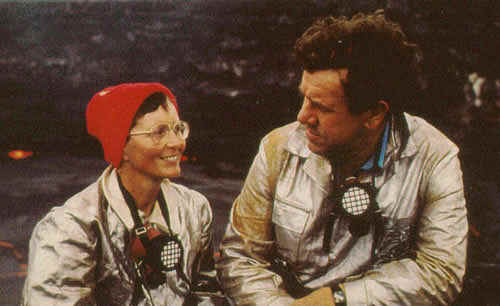 Katia e Maurice Krafft, um casal vestindo roupas iguais, que protegem do calor dos vulcões que eles visitavam.