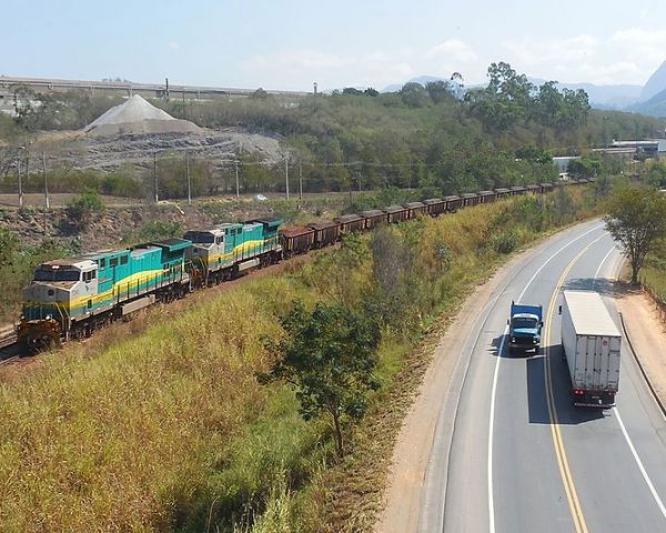 Trem da Vale com minério de ferro na EFVM e BR-381 em Timóteo MG