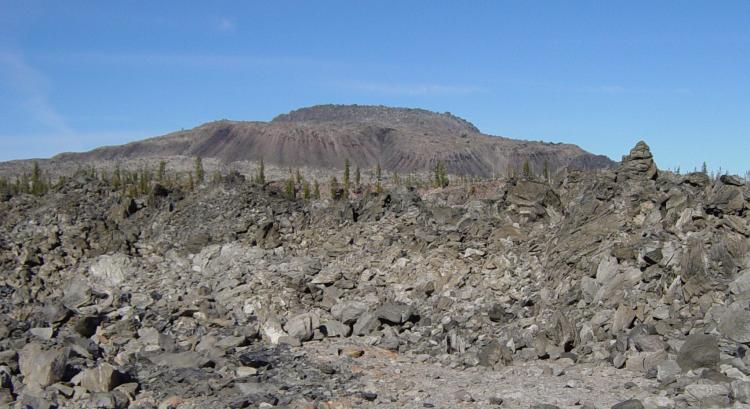 Glass Mountain, uma escoada de lava rica em obsidiana do Medicine Lake Volcano.