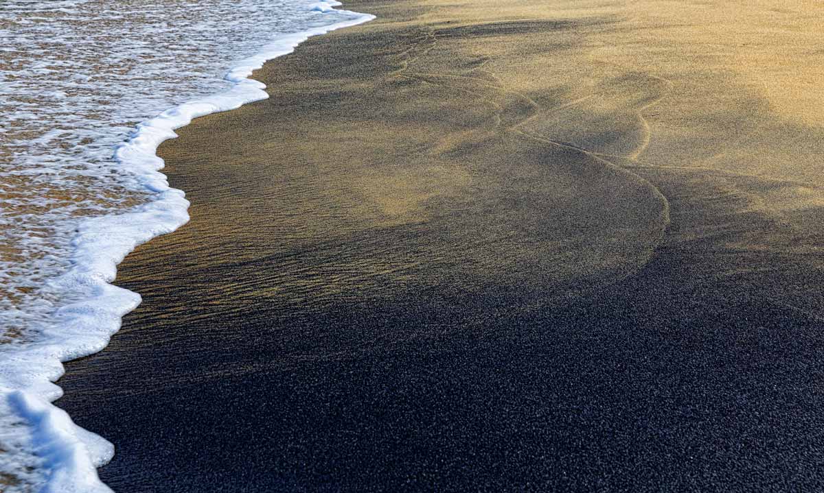 Areias prestas de uma praia de Guarapari, no ES