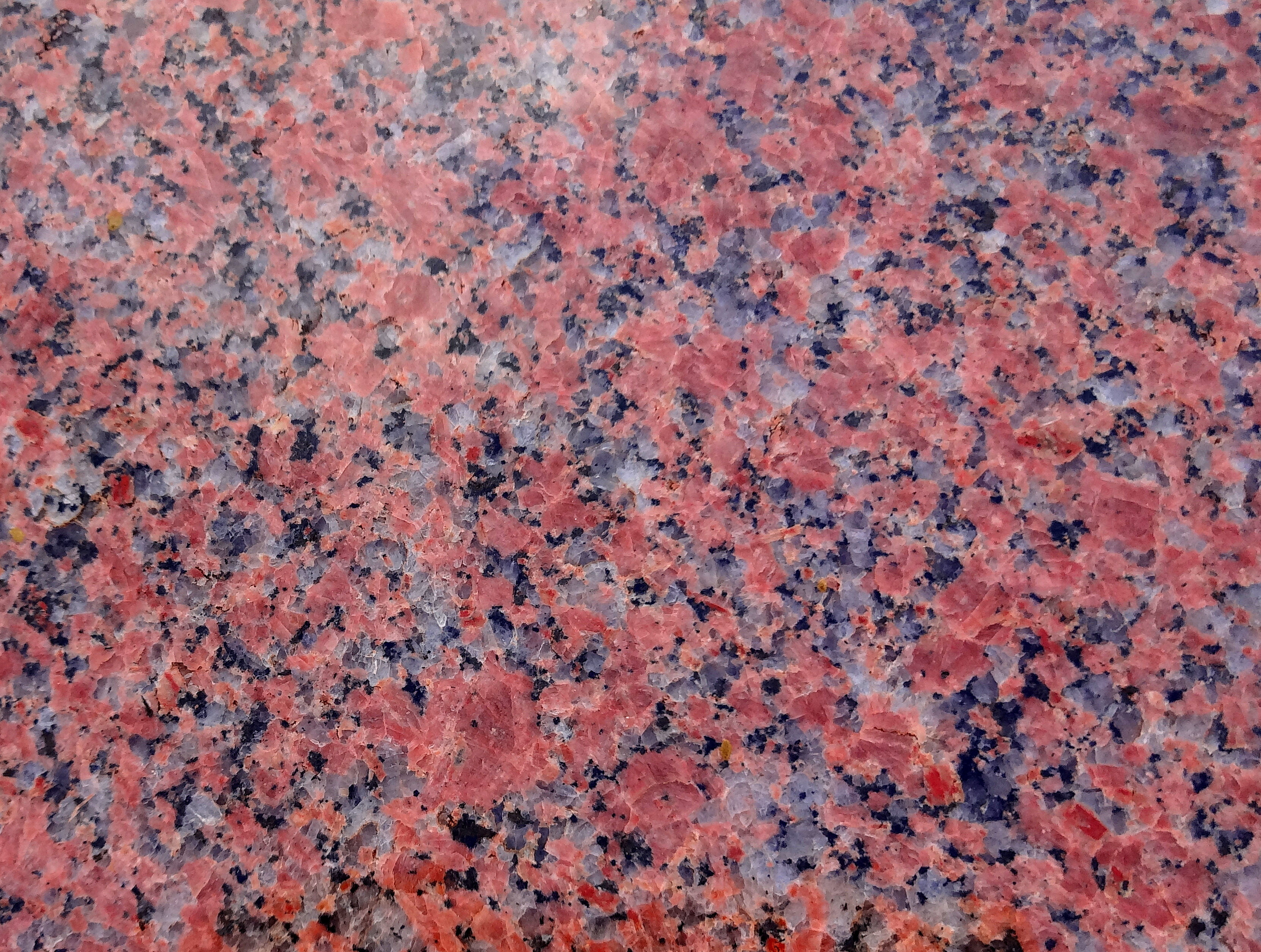 Um granito vermelho, com cristais pretos e brancos