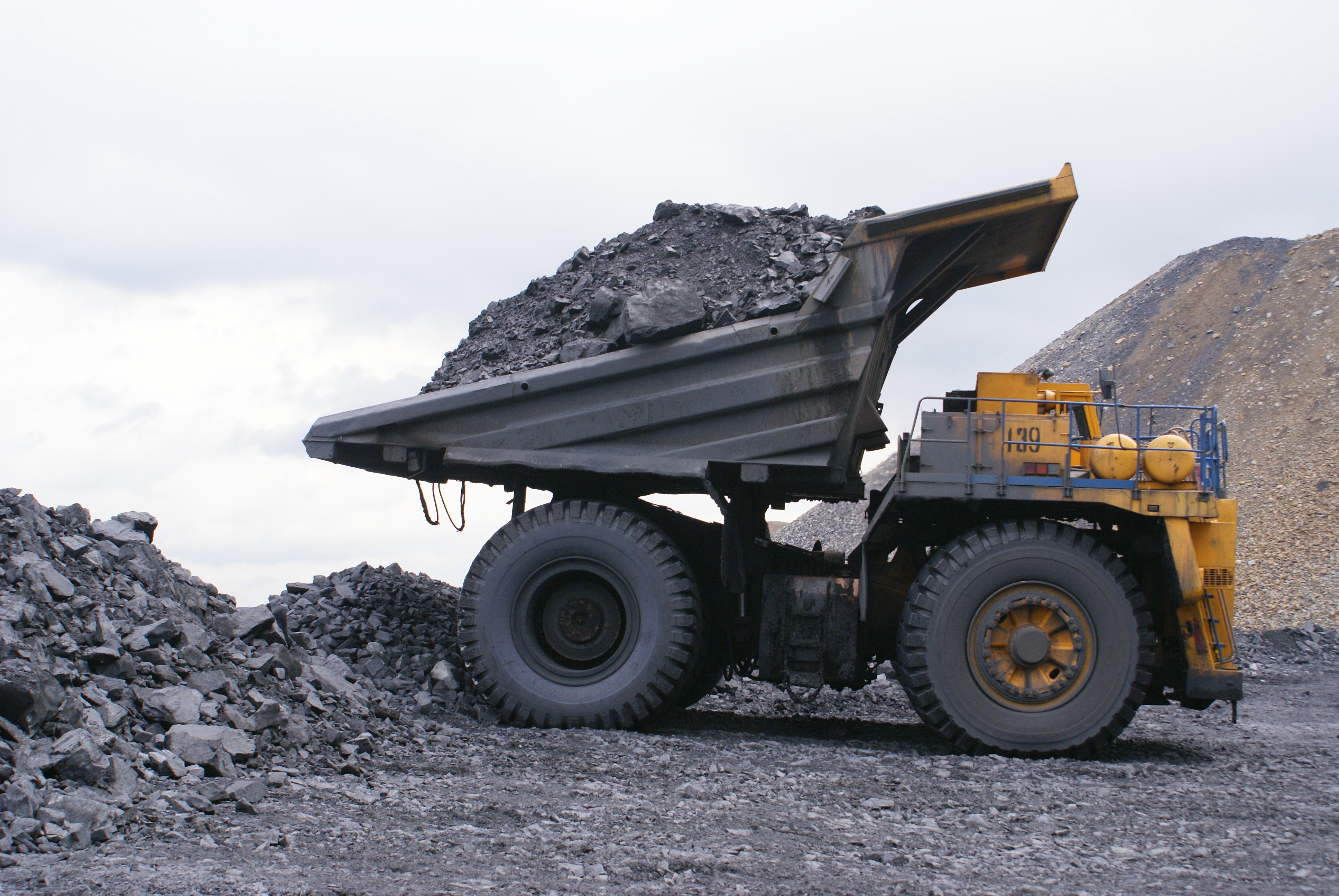 Caminhão despejando carvão em uma mina.