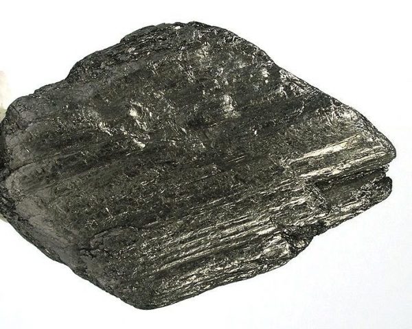 Imagem mostrando um mineral cinza prateado, a grafita.
