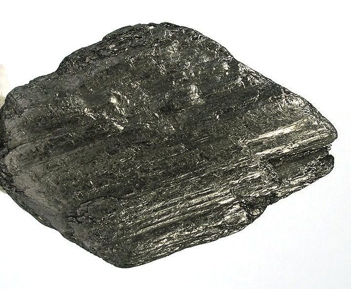 Imagem mostrando um mineral cinza prateado, a grafita.
