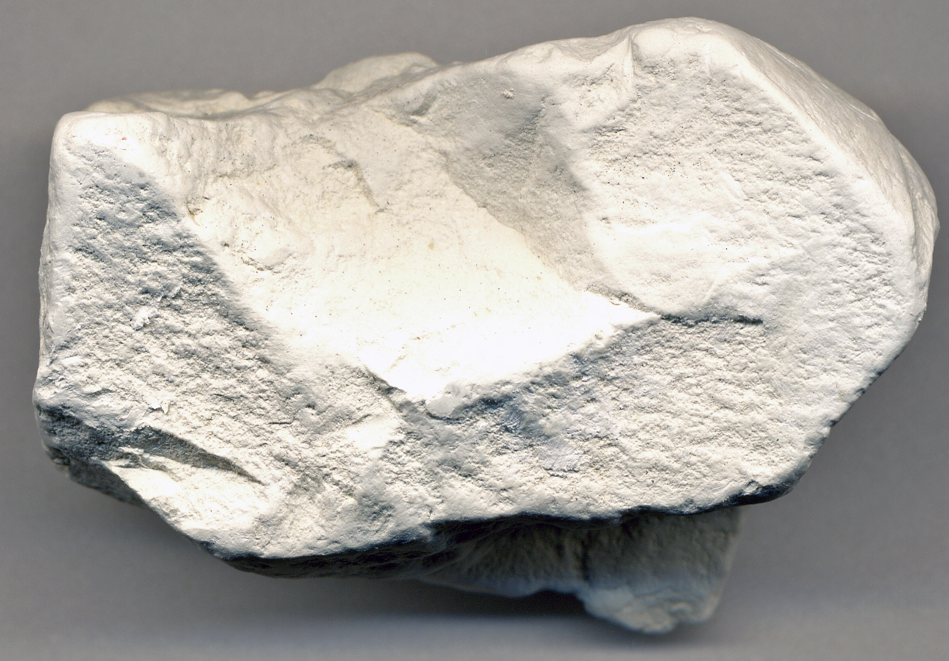Caulinita, um silicato de almínio hidratado. É um mineral branco.