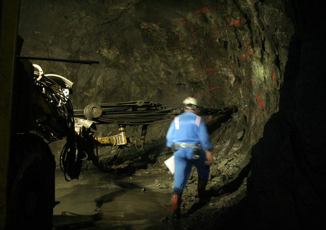 Trabalhador na mina subterrânea