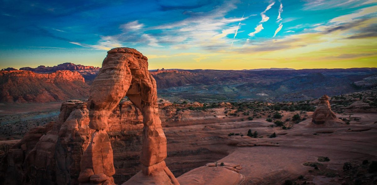 Paisagem mostrando uma formação geológica, tudo muito marrom e seco, como um deserto.