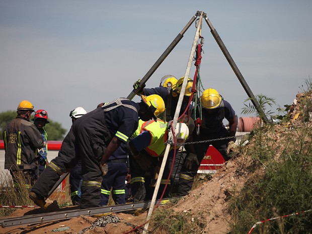 Equipes de resgate tentam liberar mineiros presos em mina ilegal na África do Sul (Foto: g1.globo.com)
