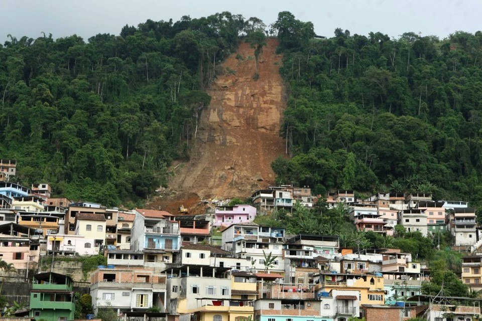 Recorrente nos meses chuvosos, os deslizamentos de terra aflige boa parte da população que habita locais de risco. Assim pode-se observar a importância da divulgação geocientífica.