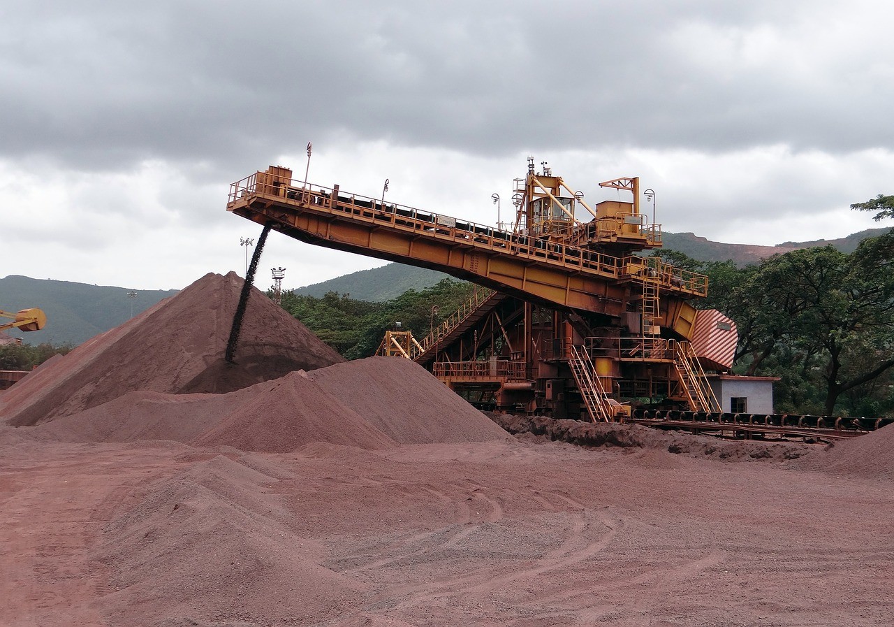 pilha de grãos marrons escuros de minério de ferro