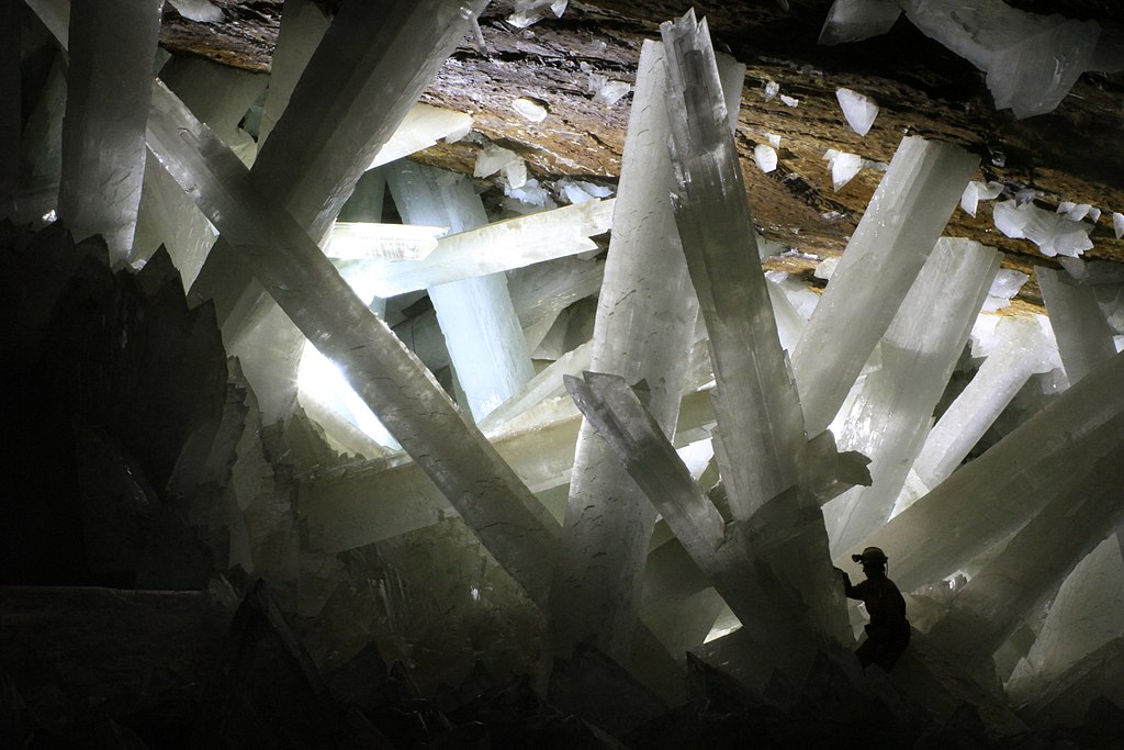 Caverna com cristais de 10 a 30 metros de comprimentos do mineral Selenita. A caverna é chamada de  Caverna dos Cristais.