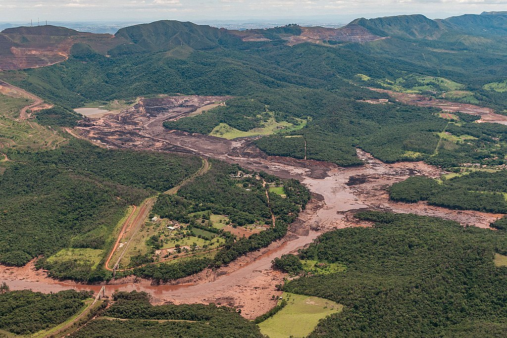 Rompimento da barragem da mina do córrego do Feijão, devido a liquefação dos solos.