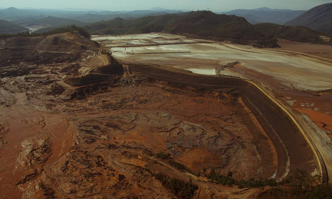 Rompimento Barragem de Fundão, devido a liquefação dos solos.