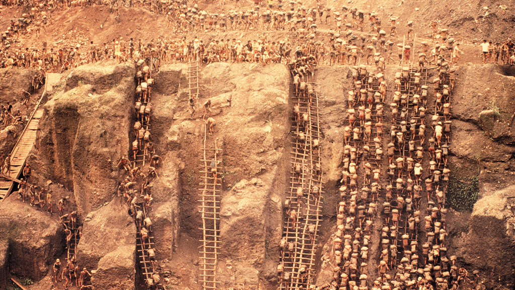 Centenas de garimpeiros trabalhando no garimpo de Serra Pelada durante o auge da exploração na região.