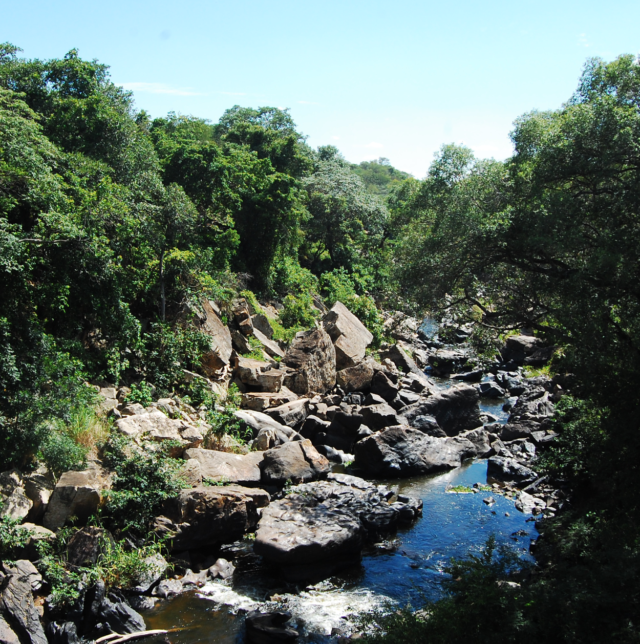 Um rio com várias formações rochosas.