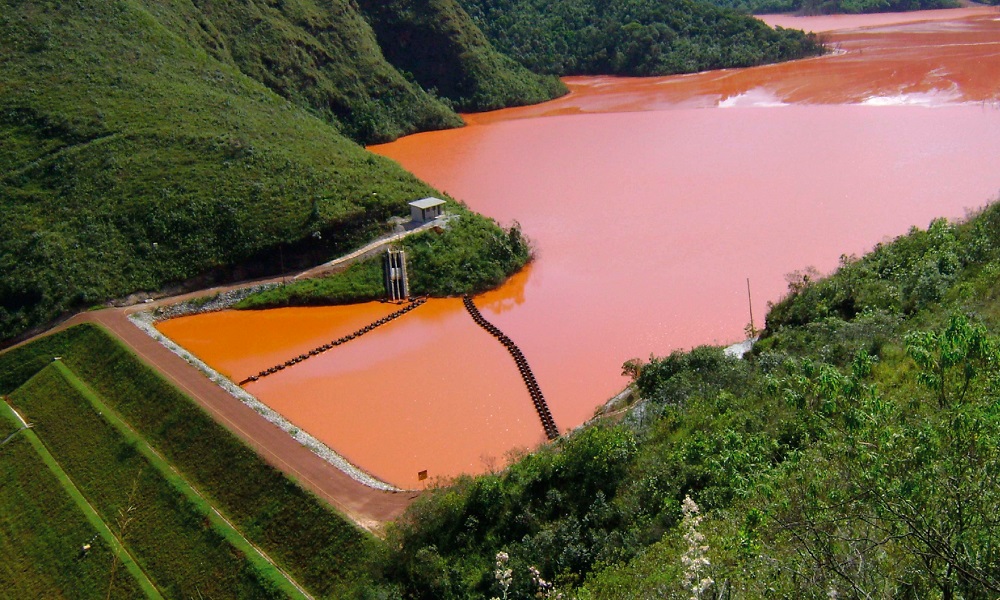 Barragem com rejeitos