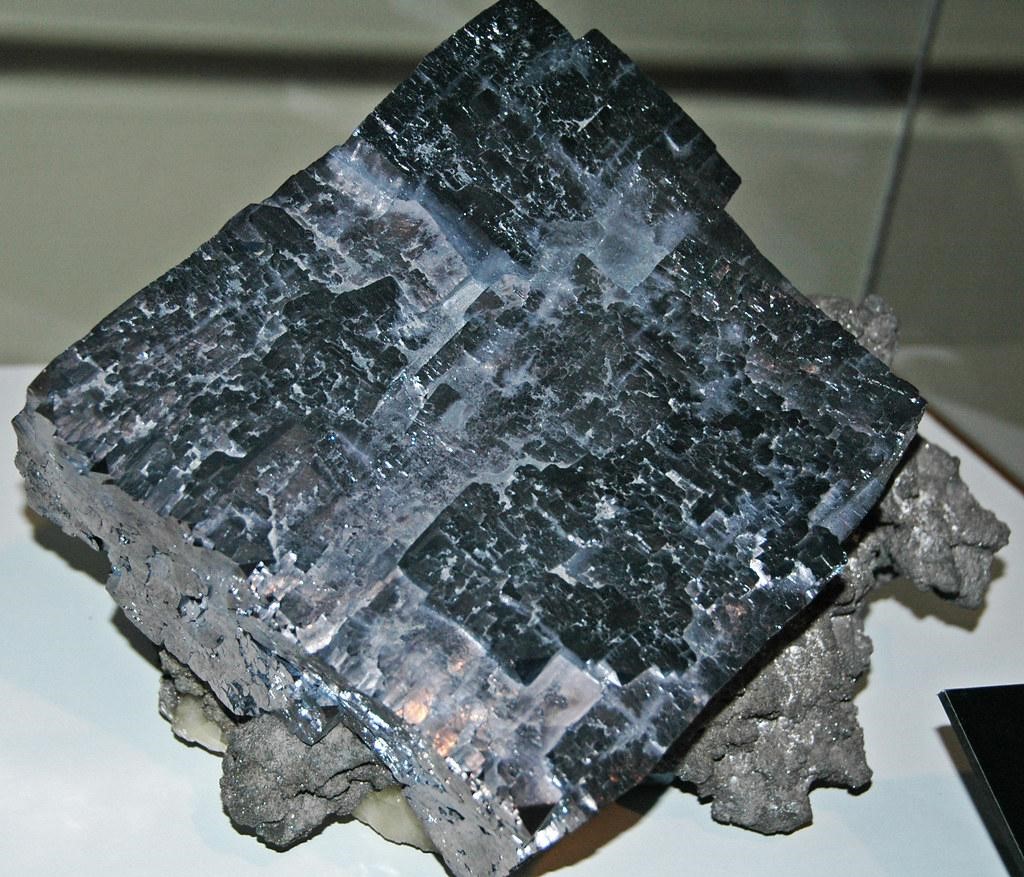 Legenda: Galena (PbS). Fonte: https://www.flickr.com/photos/jsjgeology/17658042713