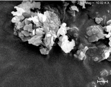 Micrografia obtida em microscópio eletrônico de varredura. do rejeito caulinítico.