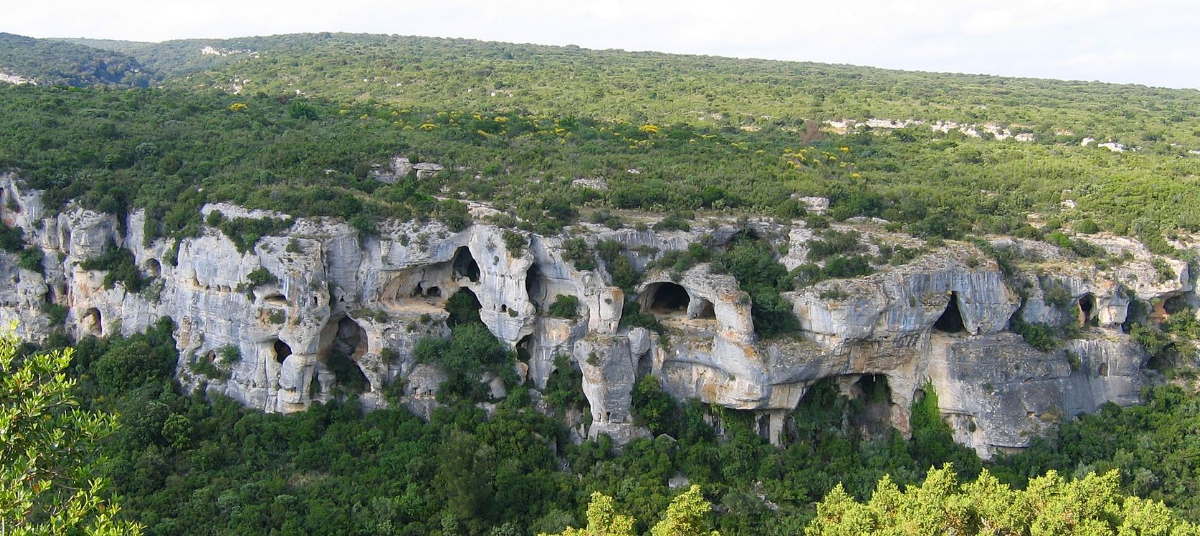 Imagem de uma paisagem de relevo cárstico.