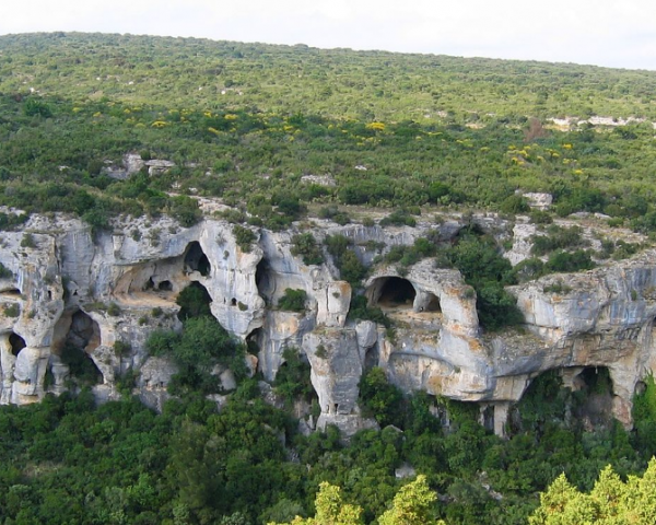 Imagem de uma paisagem de relevo cárstico.