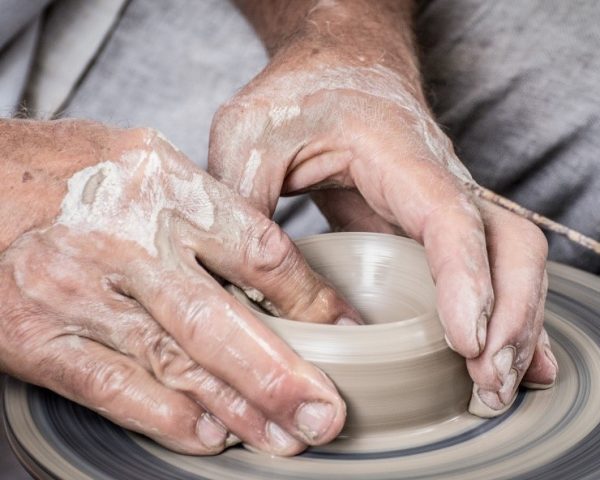 Cerâmica sendo moldada