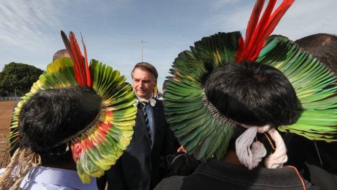 Foto do presidente Jair Bolsonaro, perante lideranças indígenas.