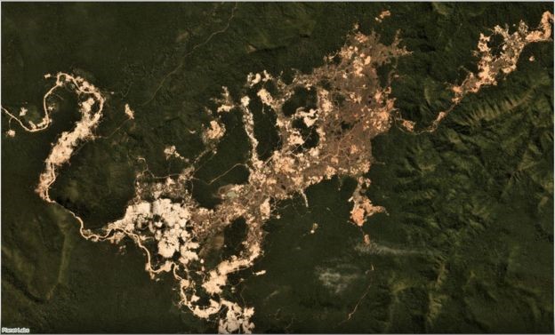 Imagem aérea de um garimpo ilegal em área indígena.