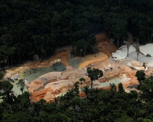 Foto referente a uma mineração em terras indígenas.