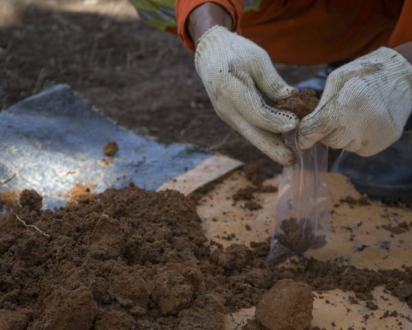 Coleta de amostras de materiais.