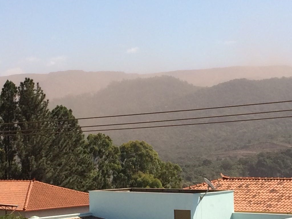 Nuvem de poeira na cidade de Congonhas, em Minas Gerais.
