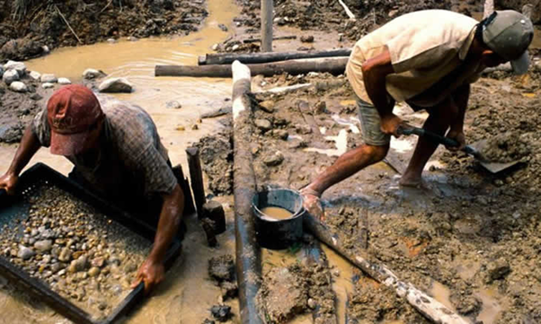 Condições precárias de trabalho em garimpo realizado em Mato Grosso.