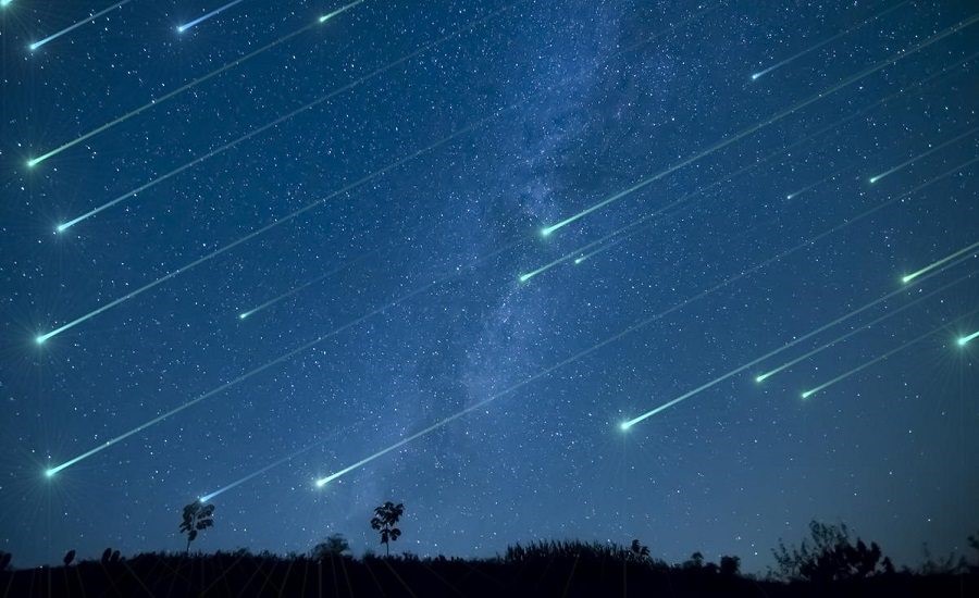 Imagem ilustrativa de uma chuva de meteoros. Apesar de a ideia de chuva nos remeter a inúmeros meteoros de uma só vez, raramente tal situação ocorre, e as imagens que vemos, são formadas a partir da junção de diferentes fotos em um mesmo momento. 