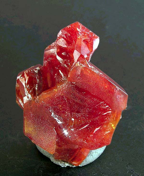 Mineral vanadinita, que quando localizado em calcretes é um mineral farejador de Urânio. FONTE: QUIMLAB