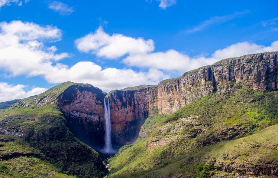 Cachoeira do Tabuleiro, atração turística de Conceição do Mato. Uma bela paisagem de uma queda d'água em meio a uma grande formação rochosa.