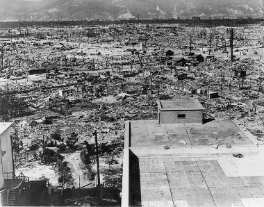 Efeitos da bomba atômica sobre a cidade de Hiroshima. Poder de destruição do átomo.