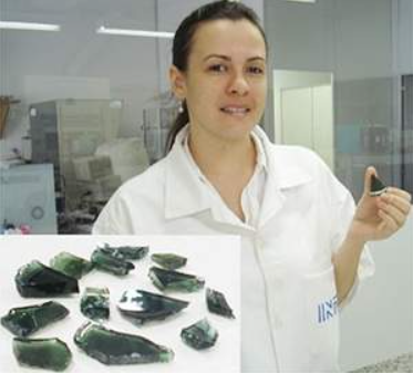 Pesquisadora Michelle Babisk mostrando pedaços de vidro (em detalhe à esquerda) produzidos no Laboratório de Tecnologia do INT. Fonte: Inovação Tecnológica
