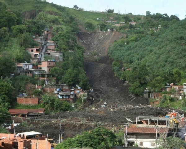 Deslizamento em Niterói, Rio. Desastre decorrente de processos erosivos acelerados pela ação antrópica