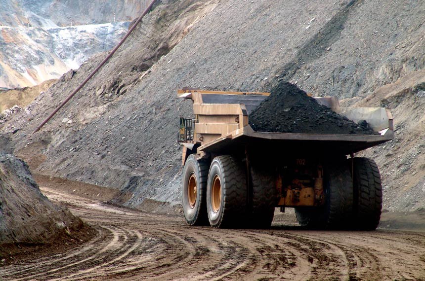 Demonstração de como ocorre o transporte do minério retirado na mineração