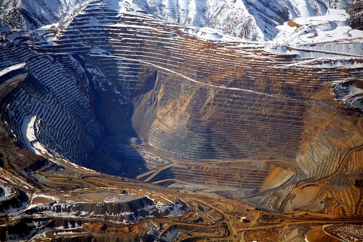 Imagem da Bingham Canyon, a maior mina do mundo.