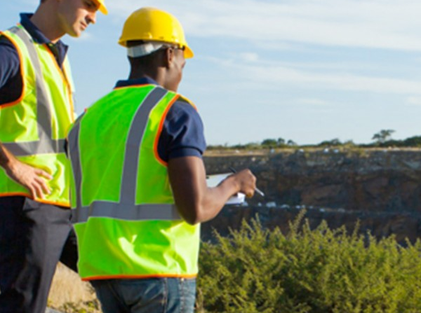 Pessoas realizando o monitoramento de mineração em macro escala